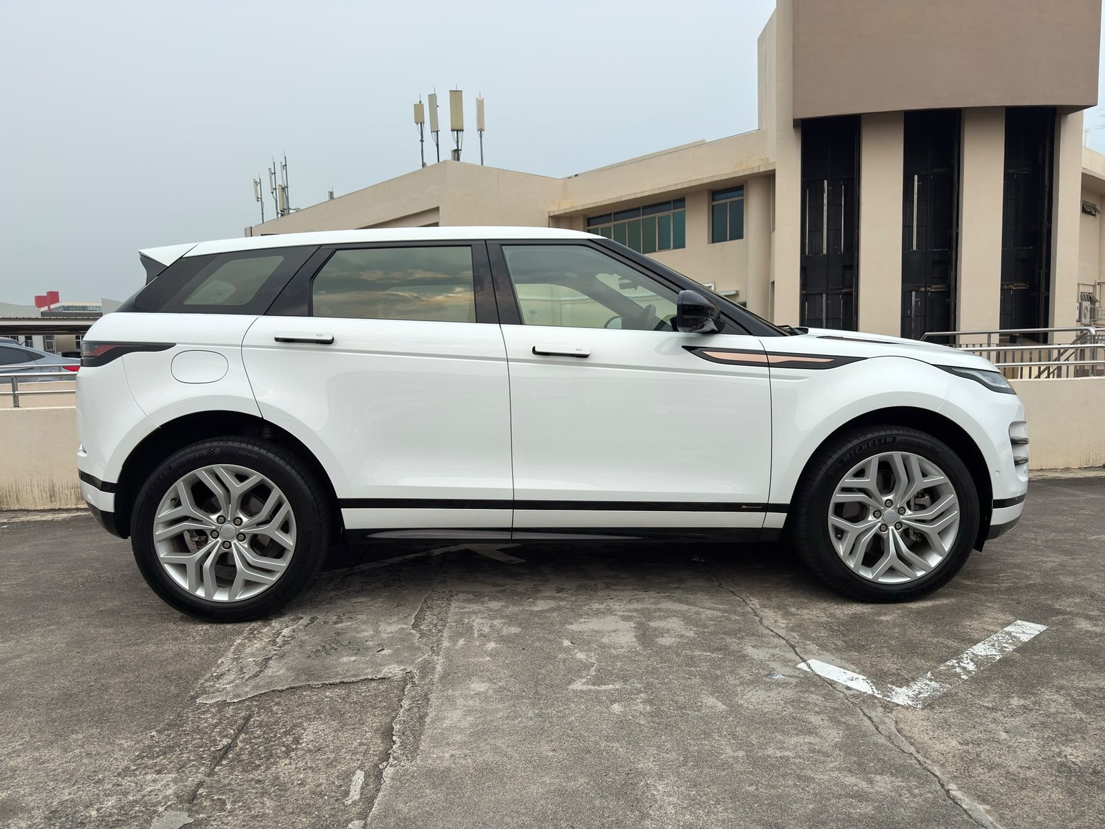 Land Rover Range Rover Evoque P200 R-Dynamic SE photo 4